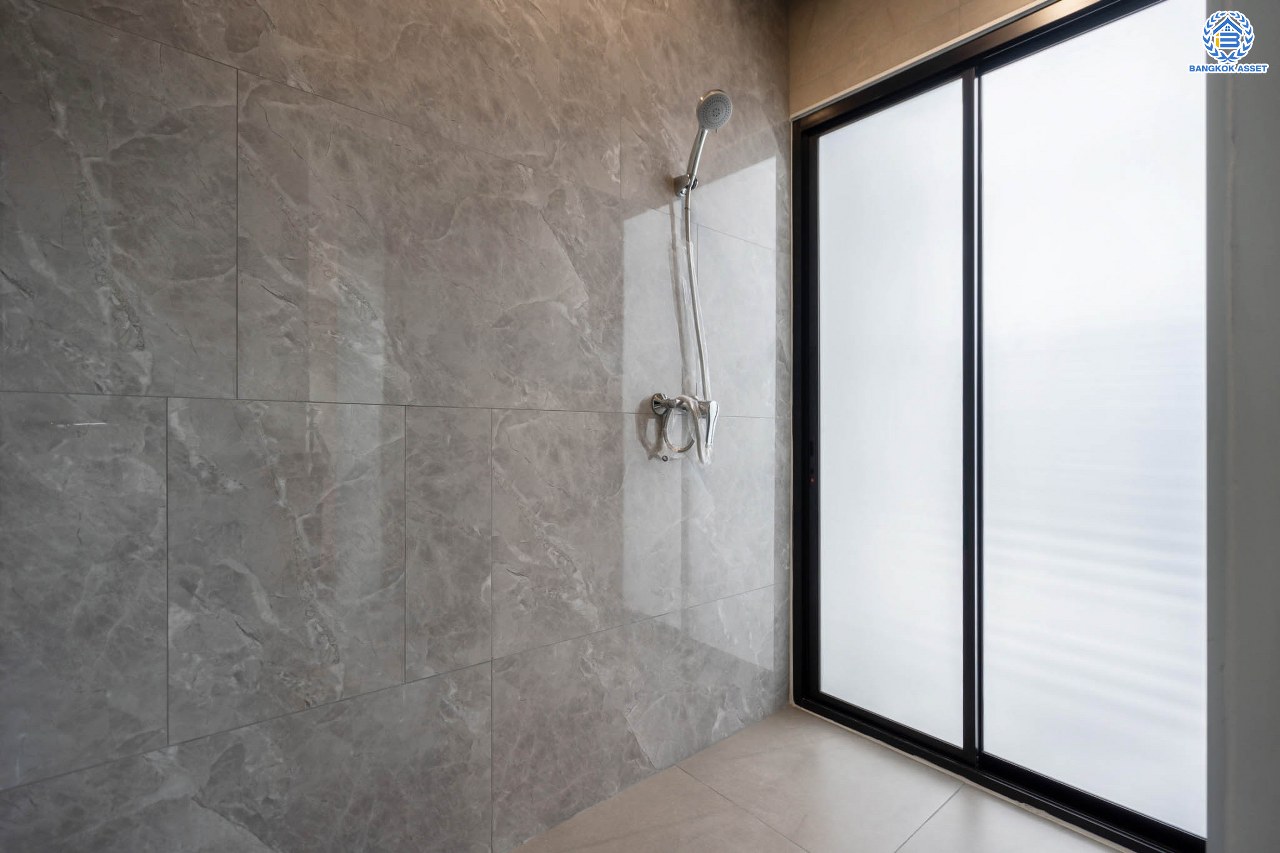 บ้านมือสองตกแต่งใหม่ ม.ซอย พหลโยธิน56 พหลโยธิน บ้านเดี่ยวหลังใหญ่ ภายในตกแต่งหรูหรา บนเนื้อที่เยอะถึง 98.60 ตร.ว. 3 ห้องนอน 3 ห้องน้ำ 2 ที่จอดรถ บรรยากาศเป็นส่วนตัว พร้อมมีสระน้ำในตัว บนพื้นที่กว่า 430 ตร.ม. บนทำเลที่ดี เชื่อมต่อถนน พหลโยธิน, ลำลูกกา, วิภาวดี-รังสิต เดินทางสะดวกใกล้รถไฟฟ้า สถานี "แยก คปอ, คูคต"